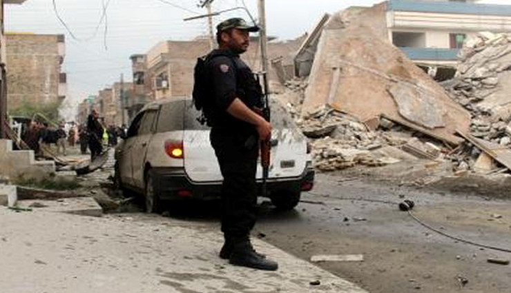 पाकिस्तान: पुलिस वैन के पास हुआ बम विस्फोट, 5 पुलिसकर्मी मरे, 22 अन्य लोग घायल