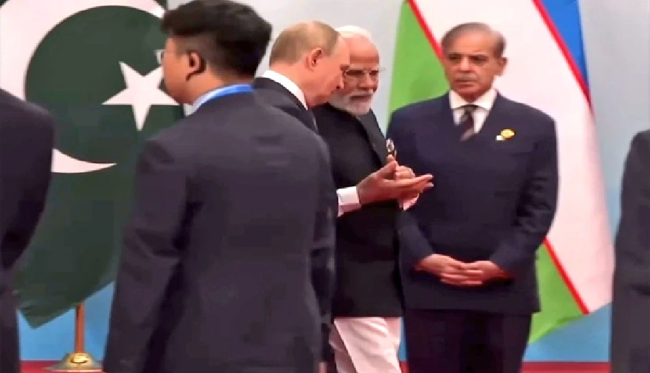 SCO शिखर सम्मेलन: PM मोदी ने पुतिन और जिनपिंग संग की गर्मजोशी से मुलाकात, शहबाज शरीफ रहे नजरअंदाज, वीडियो वायरल