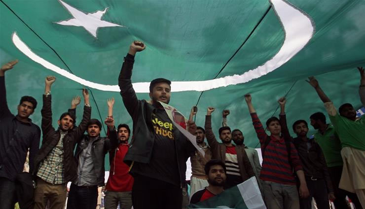 बुरे हाल में पाकिस्तान! 78 फीसदी बढ़े प्याज के दाम, पेट्रोल हुआ 112 रुपए प्रति लीटर