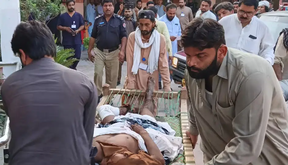 पाकिस्तान में चेकपोस्ट पर आत्मघाती हमला, 13 की मौत और 35 घायल; पीड़ितों को ले जा रही एम्बुलेंस पर भी चली गोलियां