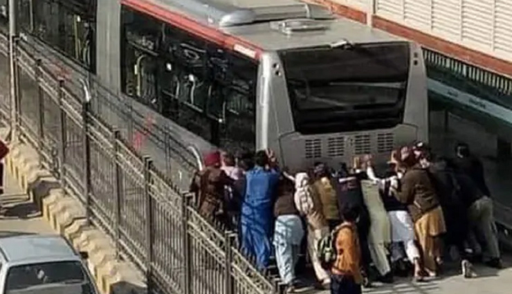 पाकिस्तान में बस को धक्का लगाते लोगों का वीडियो वायरल, भारतीय बोले- चाइनीज माल कभी भी खराब हो सकता है