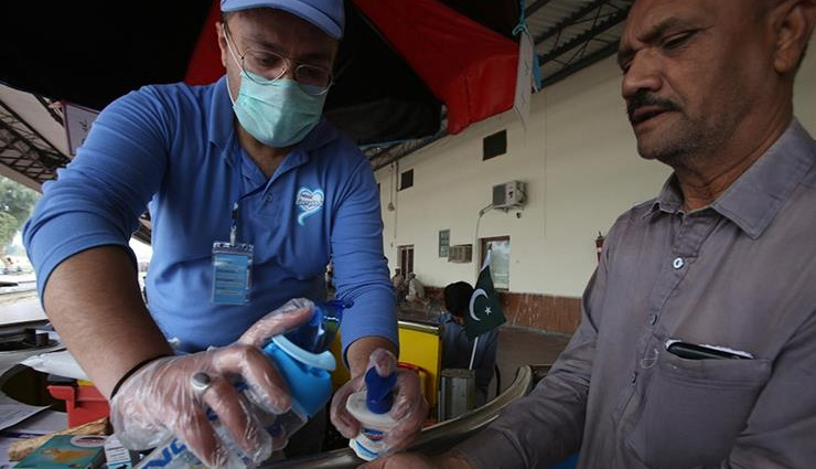 पाकिस्तान में कोरोना संक्रमित लोगों की संख्या 900 पार, रेल सर्विस पर लगाई रोक