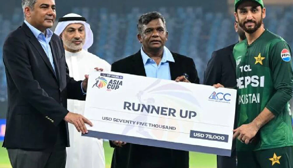 Ind vs Pak: हार से बौखलाए पाक कप्तान सलमान आगा, सबके सामने फेंक दिया रनर-अप चेक; Video