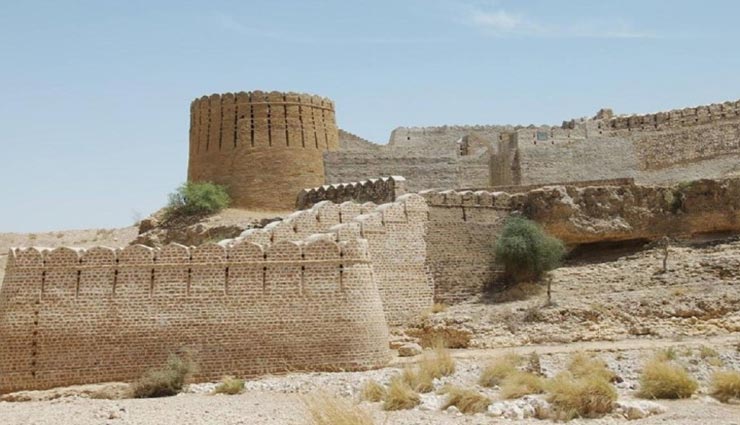 weird news,weird fort,worlds largest fort,pakistan ranikot fort,the great wall of sindh ,अनोखी खबर, अनोखा किला, दुनिया का से बड़ा किला, पकिस्तान का रानीकोट किला, सिंध की दीवार