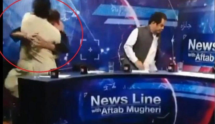 लाइव टीवी डिबेट के दौरान पार्टी के नेताओं में चले लात-घुंसे, वीडियो वायरल