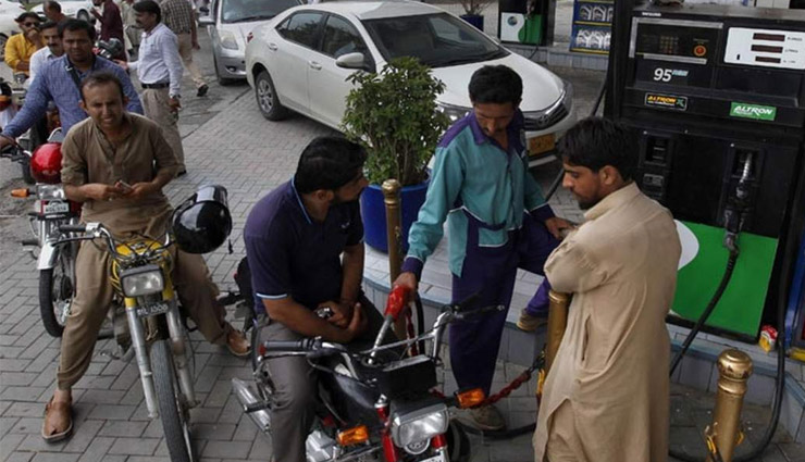 Pakistan Petrol-Diesel Price: पाकिस्तान में 30 रुपये महंगा हुआ पेट्रोल-डीजल, इमरान ने सरकार को घेरा, भारत को लेकर कही ये बात