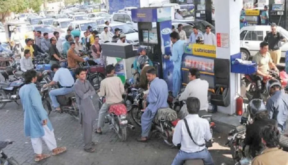 ईंधन संकट से जूझ रहा पाकिस्तान, कीमतों में 200% उछाल; पेट्रोल 321.17 रुपये प्रति लीटर के पार