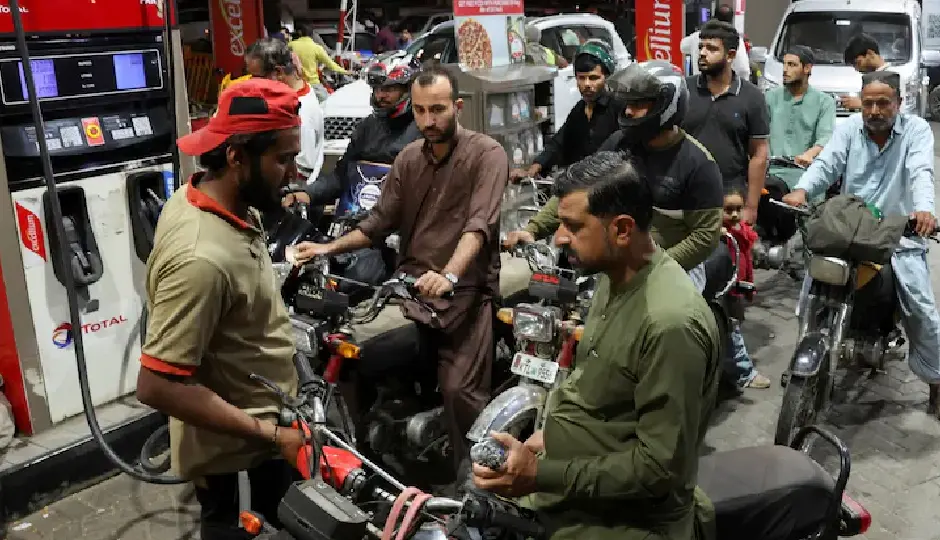 पाकिस्तान में महंगाई पर बवाल, विरोध प्रदर्शन के बीच पेट्रोल के दाम 80 रुपये प्रति लीटर घटाए गए