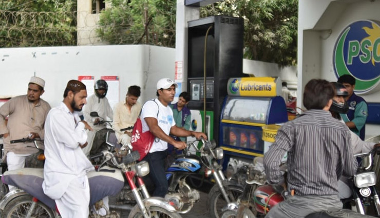 पाकिस्तान में फिर बढ़े पेट्रोल-डीजल के दाम, एक लीटर Petrol की कीमत हुई 233 रुपये