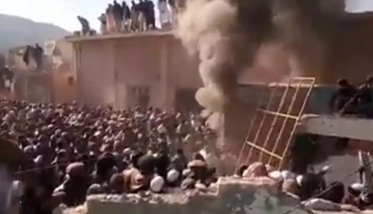 पाकिस्तान : हिंदू मंदिर विध्वंस मामले में सरकार की बड़ी कारवाई, बर्खास्त किए गए 12 पुलिस अधिकारी