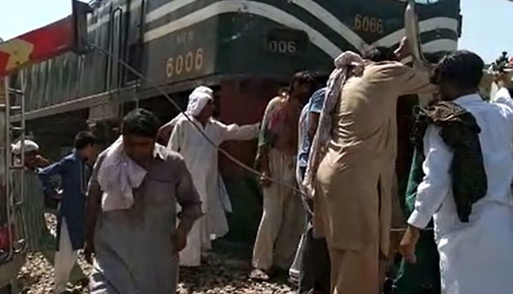  पाकिस्तान / कराची के पास बस-ट्रेन की हुई टक्कर, 19 सिख श्रद्धालुओं की गई जान