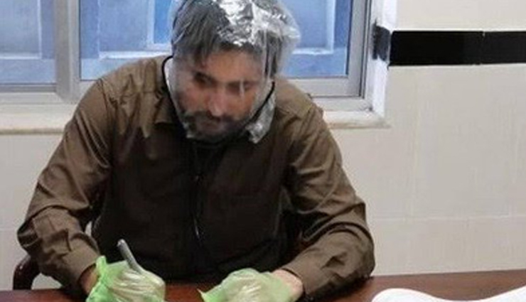 पाकिस्‍तानी डॉक्‍टर ने खोली इमरान सरकार की पोल, सिर पर प्लास्टिक की  थैली पहने तस्वीर वायरल