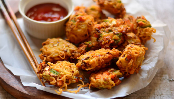 indian foods,pakoras,samosa,kachori,roasted maize,aloo tikka chaat,momos,pav bhaji,monsoon food,indian food to try in monsoon,india,indian cuisine