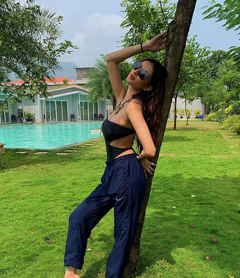 shweta tiwari,palak tiwari,swimming pool pics,viral hot pics,entertainment