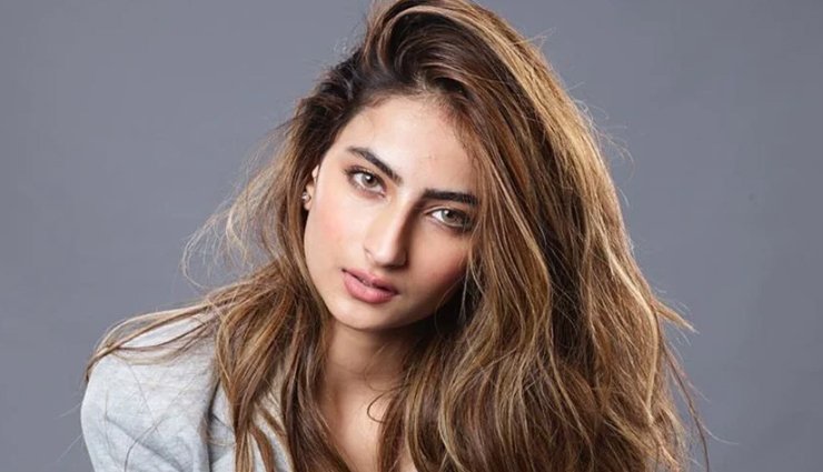 बोल्डनेस के मामले में अपनी मां श्वेता से दो कदम आगे निकली बेटी पलक, डीप नेक ब्लाउज में दिखाया हुस्न का जलवा