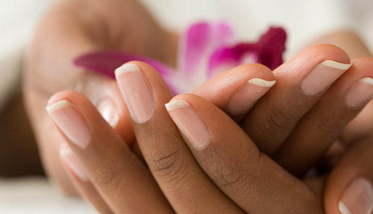 नाखूनों का पीलापन डाल रहा है ख़ूबसूरती में खलल, इन उपायों की मदद से दूर करें यह परेशानी 