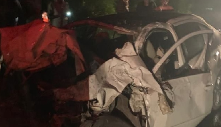 महाराष्ट्र के पालघर में भीषण सड़क हादसा, बस में जा घुसी कार, 4 लोगों की मौके पर मौत