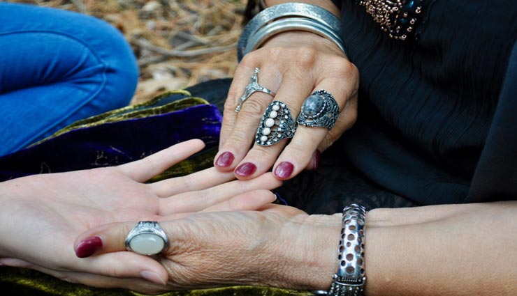 astrology tips,astrology tips in hindi,palmistry,career line in hand