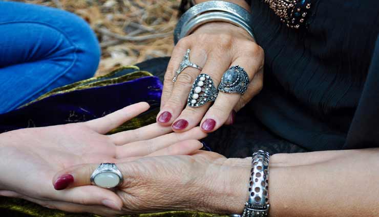 astrology tips,astrology tips in hindi,palmistry,financial crisis