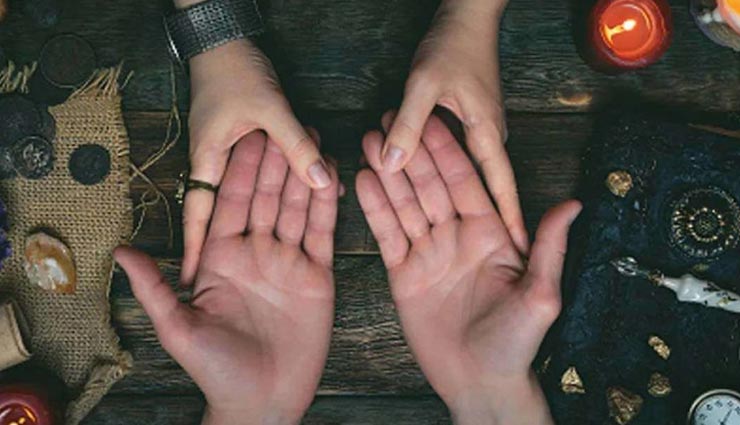 आपके कर्मों के अनुसार हथेली बदलती हैं रंग, जानें इसके बारे में 