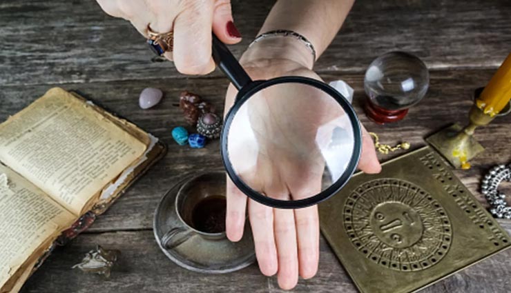 धन हानि की और इशारा करती हैं हथेली के ये रेखाएं, इन उपायों से बदले अपना समय