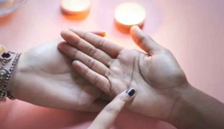 लव लाइफ के संकेत देती हैं हथेली की ये रेखाएं, जानिए जरूरी बातें