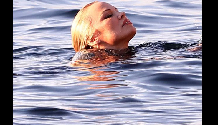 pamela anderson,pamela anderson pics,pamela anderson latest pics
