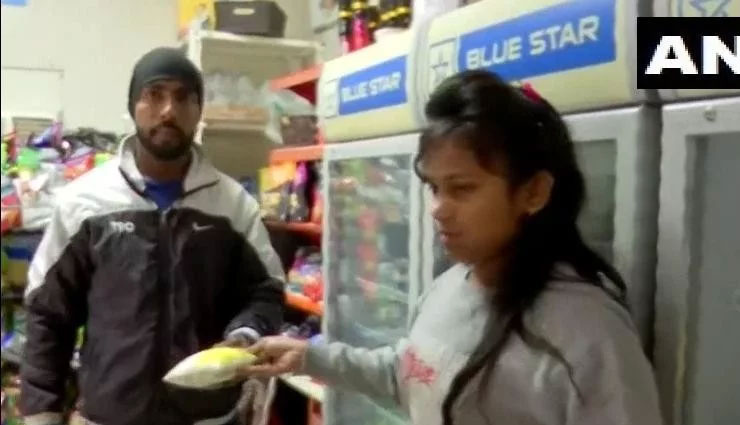 anchkula,municipal corporation,milk packet,people,plastic,pizza in exchange for one kilo plastic-dosa,samosa-tea in 250 grams,garbage cafe,weird news in hindi