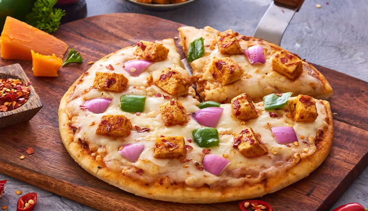 इस तरह घर पर ही बनाए बाजार जैसा पनीर पिज्जा, बच्चों के चहरे पर आ जाएगी मुस्कान #Recipe