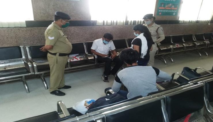 जयपुर : मास्क नहीं लगाने वालों पर पड़ी जुर्माने की मार, खुद रेलवे मजिस्ट्रेट ने काटे चालान