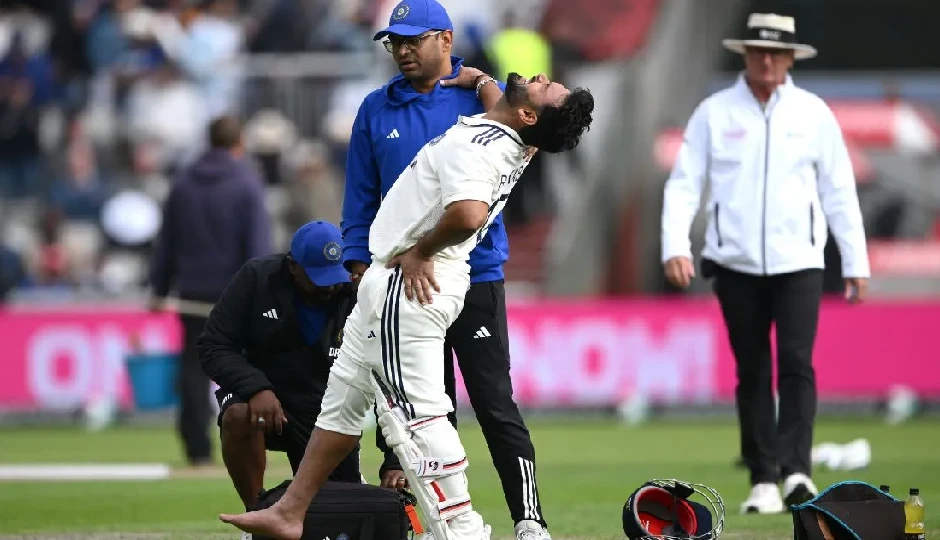 इंग्लैंड के खिलाफ टेस्ट में बड़ा झटका, रिवर्स स्वीप खेलते हुए घायल हुए ऋषभ पंत, एम्बुलेंस से मैदान से बाहर
इंग्लैंड के खिलाफ टेस्ट में बड़ा झटका, रिवर्स स्वीप खेलते हुए घायल हुए ऋषभ पंत, एम्बुलेंस से मैदान से बाहर