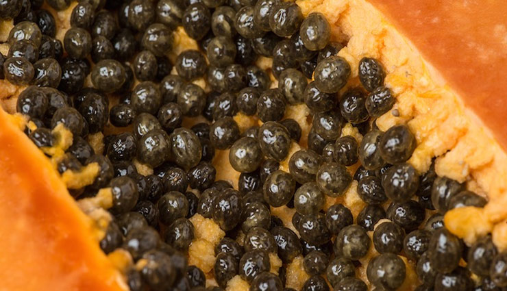 आँखों की रौशनी बढ़ाने में सहायक है पपीते के बीज का सेवन, जाने और फायदे 