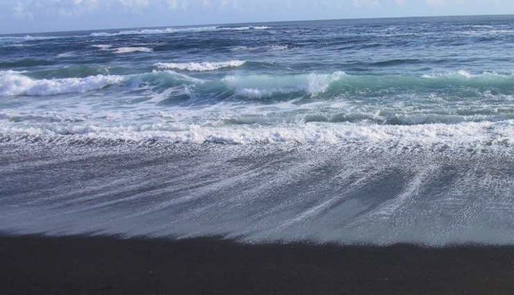 black sand beaches,black sand beaches to visit,10 black sand beaches,black sands beach in whitethorn,ficogrande in stromboli,perissa beach in paralia,santorini,stokksnes beach in iceland,miho beach in shimizu,punaluu beach on the big island of hawaii,anse chastanet in saint lucia,kamari beach in santorini,greece,papenoo beach in papenoo,tahiti,reynisfjara in vík í mýrdal,travel,holidays,travel guide