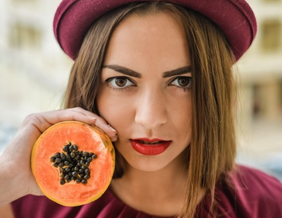 घर बैठे पाए निखरी त्वचा, पपीते से बने फेस पैक से 