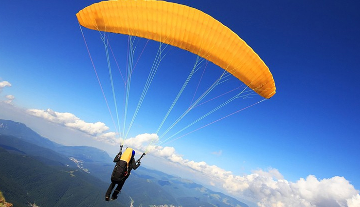 paragliding in india,places to enjoy paragliding in india,india
