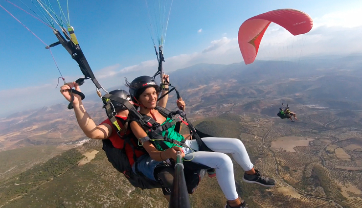 लेना चाहते हैं पैराग्लाइडिंग के रोमांच का मजा, कर आए देश की इन 7 जगहों की सैर 