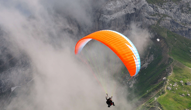 paragliding in india,places to enjoy paragliding in india,india