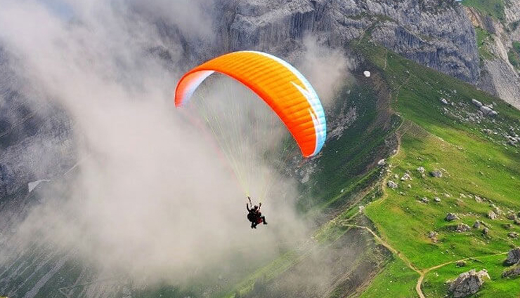6 Places To Enjoy Paragliding in India