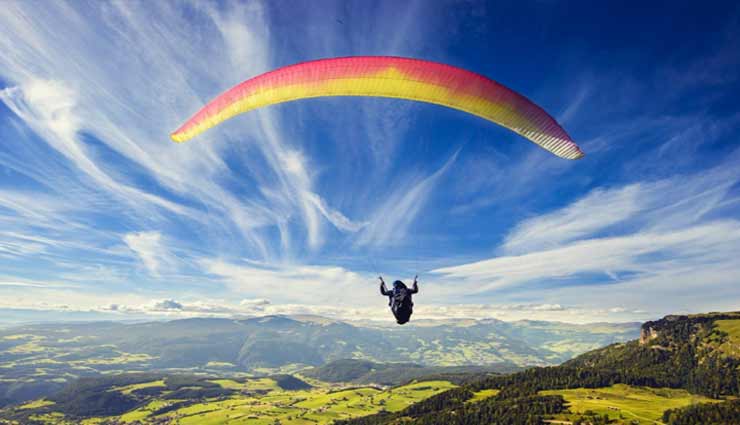 क्या भरना चाहते हैं खुले आसमान में उड़ान, इन 4 पैराग्लाइडिंग डेस्टिनेशन का लें आनंद