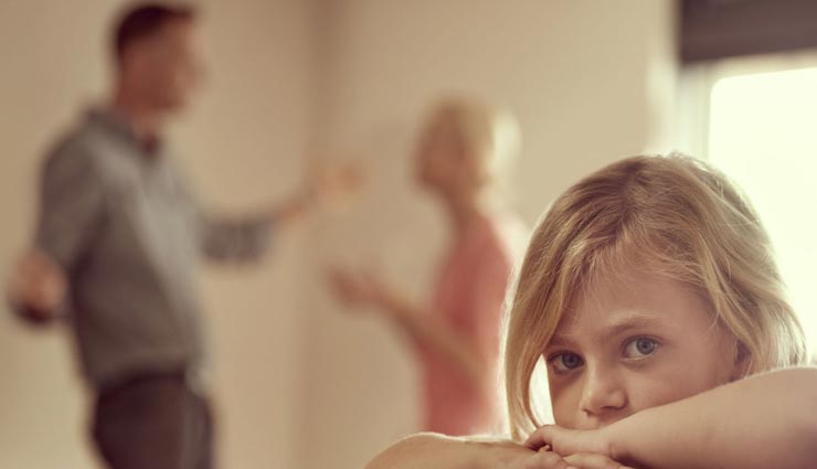 पेरेंट्स की इन गलतियों का बच्चों पर पड़ता है नकारात्मक प्रभाव, जानें और बचे इनसे