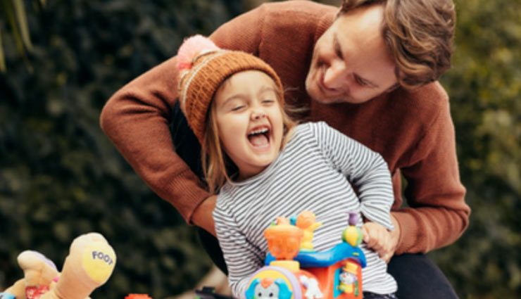 जानिए क्या है हेलीकॉप्टर पेरेंटिंग और बच्चो को कैसे होता इससे नुकसान what is helicopter parenting,helicopter parenting,parenting tips,mates and me,relationship tips