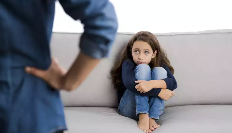पेरेंट्स की इन गलतियों का खामियाजा उठाना पड़ता है बच्चों को, आज ही छोड़ दें ये आदतें 