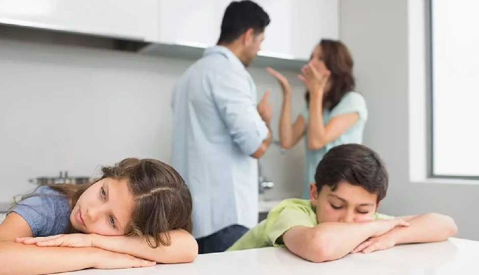 मां-बाप का रिश्ता बच्चों की परवरिश को करता है प्रभावित, फौरन कैच करते हैं ये 3 चीजें