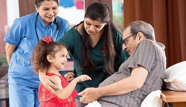 नाराज बड़े-बुजुर्गों को मनाएं इस तरह, मिलेगा आशीर्वाद और मार्गदर्शन