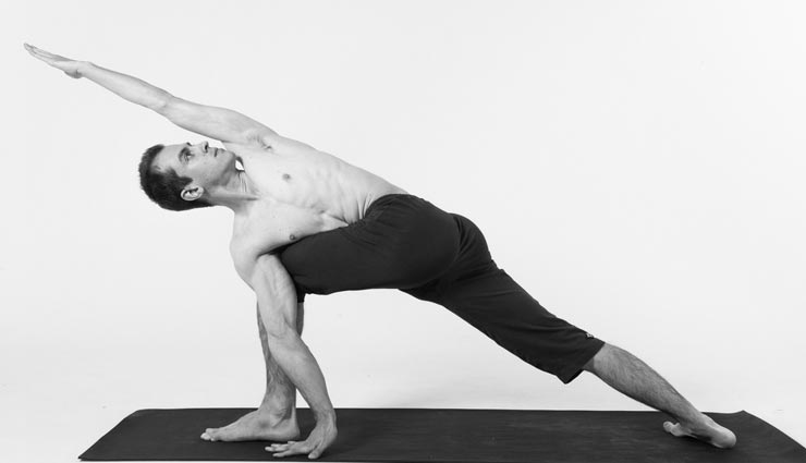Yoga Day Special: आपके शारीरिक संतुलन को बढ़ाता है परिवृत्त पार्श्वकोणासन, जानें इसकी विधि और फायदे