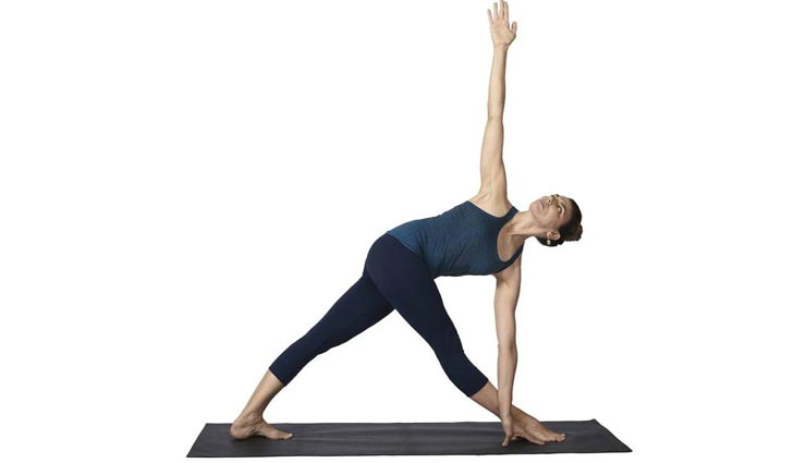 Yoga Day Special: पैरों को मज़बूत बनाता है परिवृत्त त्रिकोणासन, जानें इसकी विधि और फायदे