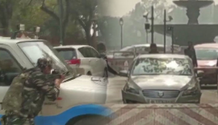 मचा हड़कंप जब संसद में बैरिकेड से टकराई कार, सेना के कमांडो ने तान दी बंदूक