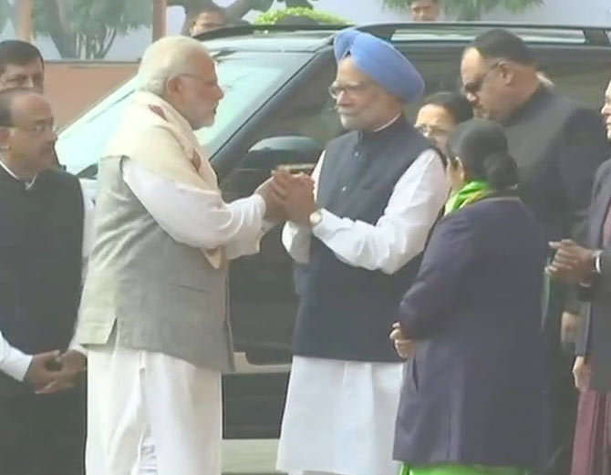 संसद हमले की 16वीं बरसी, मनमोहन ने मोदी से मिलाया हाथ narendra modi,manmohan singh,16th anniversary of parliament attack,news,hindi news