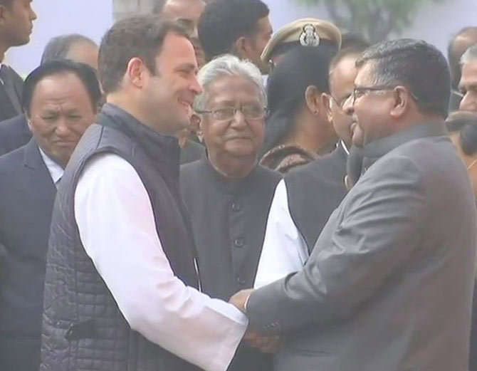 संसद हमले की 16वीं बरसी, मनमोहन ने मोदी से मिलाया हाथ narendra modi,manmohan singh,16th anniversary of parliament attack,news,hindi news