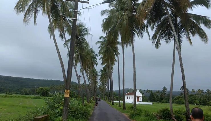 गोवा के इस गांव में फोटो और वीडियो बनाने पर टैक्स, पूरा मामला हैरान कर देने वाला weird news,weird village,village in goa. parra village in goa,tax on photography and videography